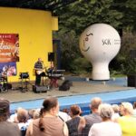 Na zdjęciu widok ogólny na widownię i scenę amfiteatru, w któym trwa właśnie koncert zespołu Eminence. Foto Monika Bilska