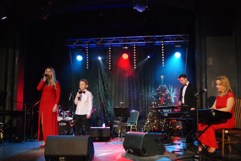 Rodzina Wantuła oraz gościnnie basista Andrzej Rusek na scenie SCK- Bytków