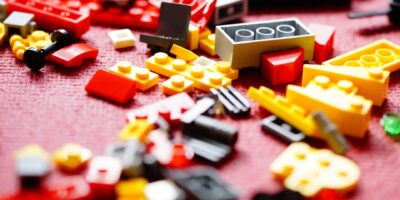 Na zdjęciu rozrzucone, kolorowe klocki lego