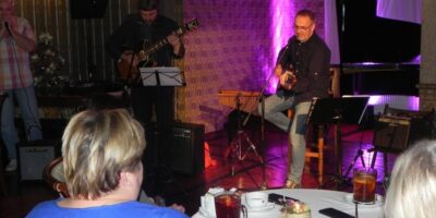 Eugeniusz Szwarcer grający na gitarze