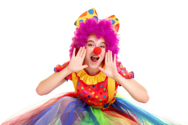 Młoda dziewczyna przebrana za clowna na białym tle.