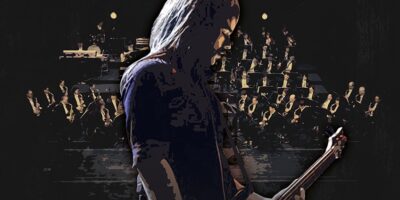 Zdjęcie przedstawia długowłosego gitarzystę, a tle za nim muzycy orkiestry.